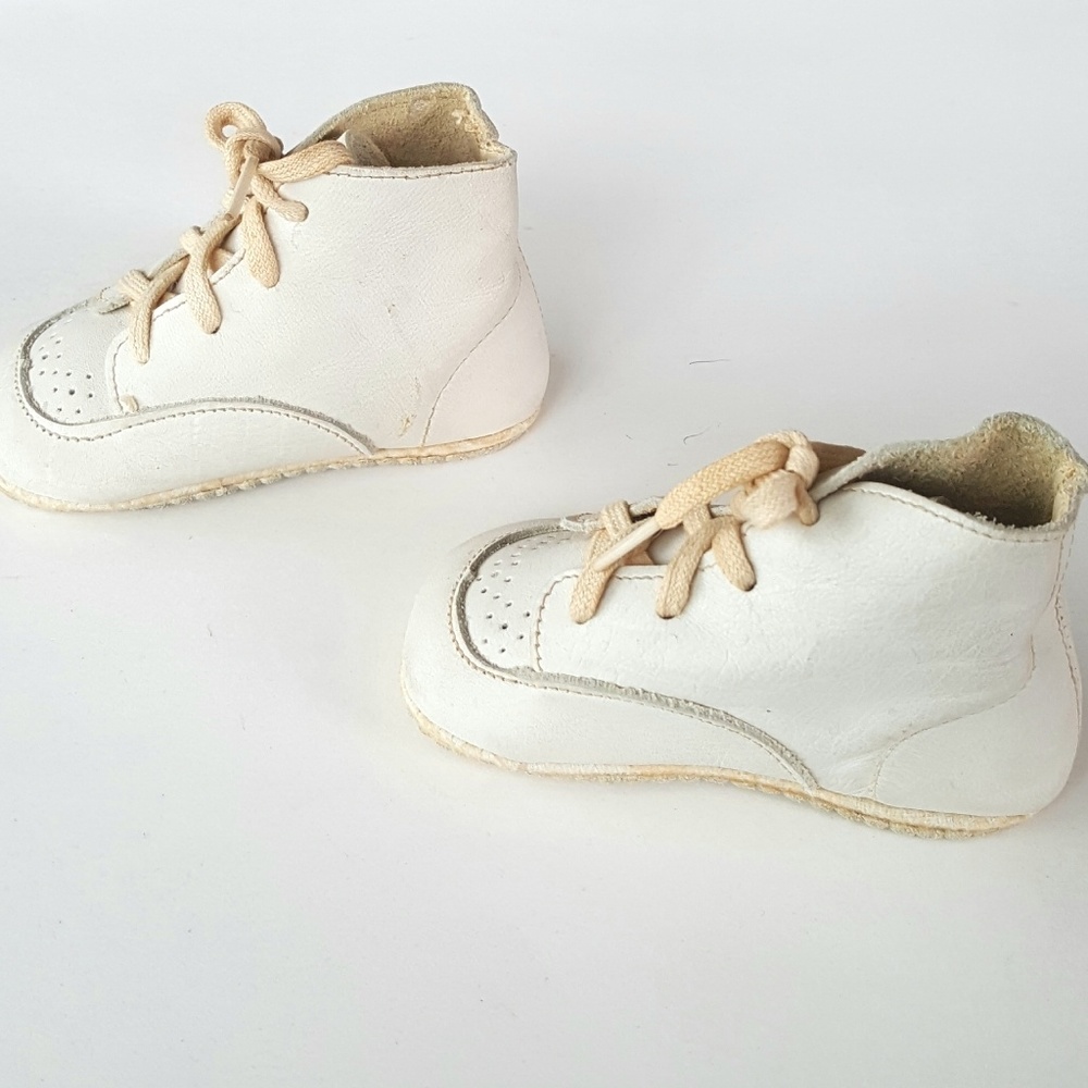 Baby Shoes 1950s Infant Size White Leather Mid Century Photo Prop - Picture 3 of 6